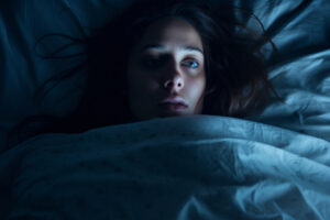 Ansiedad nocturna: por qué tu mente no se apaga al dormir y qué hacer para descansar mejor.